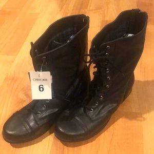 Women’s black boots, size 6